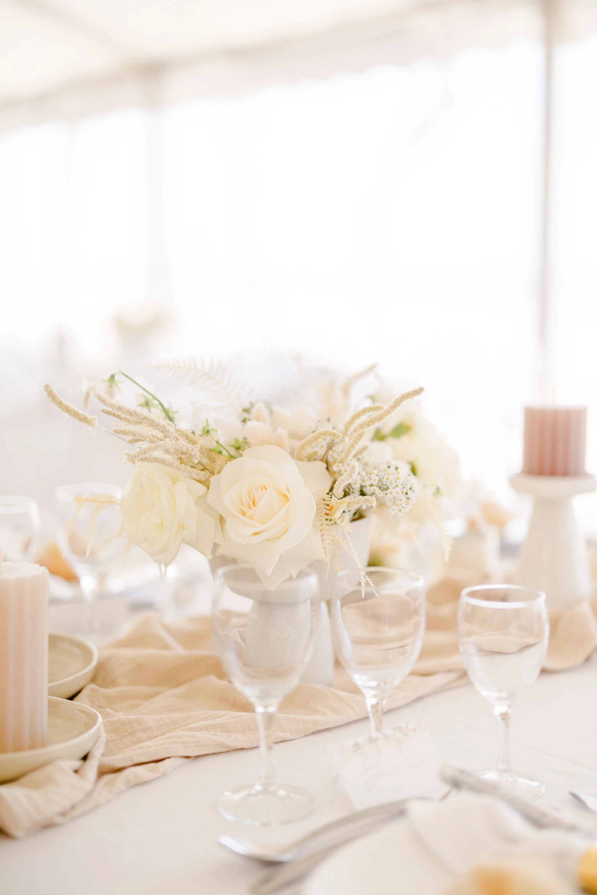 vaisselle meubles blanc verres à pied composition florale